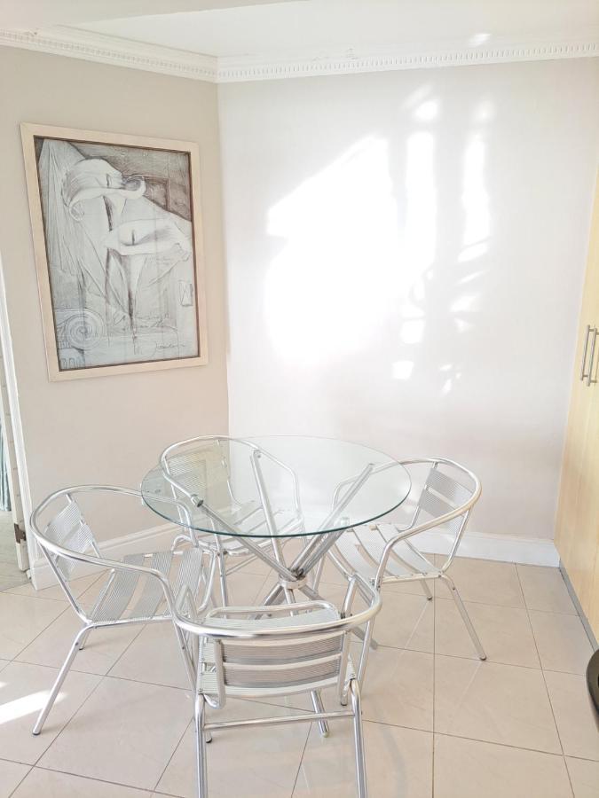 3 Bedroom Sea Facing Family Apartment Cape Town Moullie Point Exterior photo