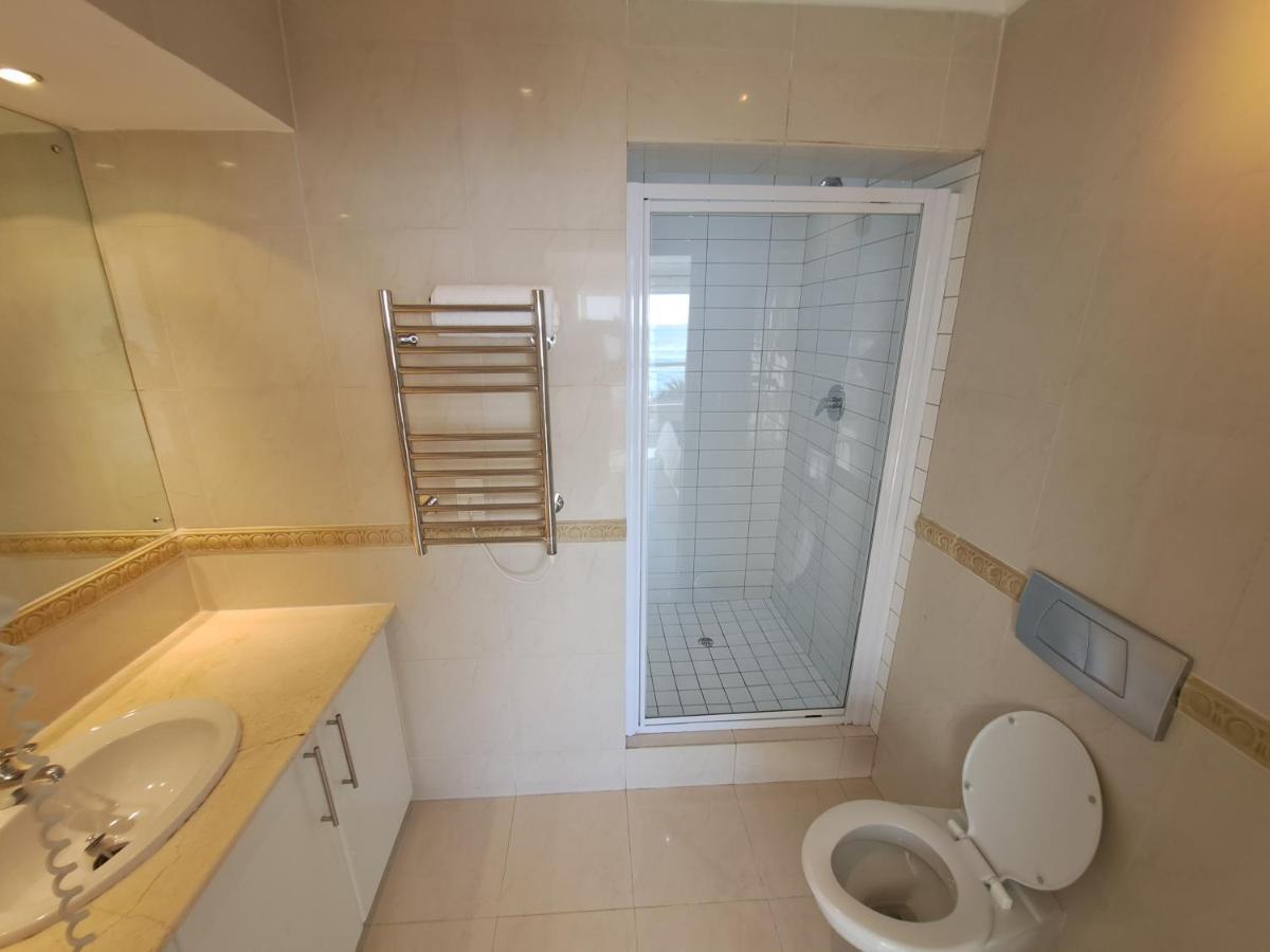 3 Bedroom Sea Facing Family Apartment Cape Town Moullie Point Exterior photo