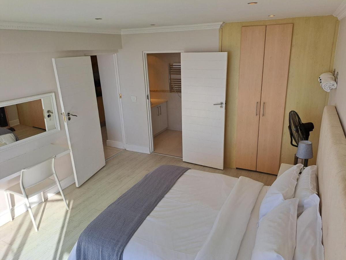 3 Bedroom Sea Facing Family Apartment Cape Town Moullie Point Exterior photo