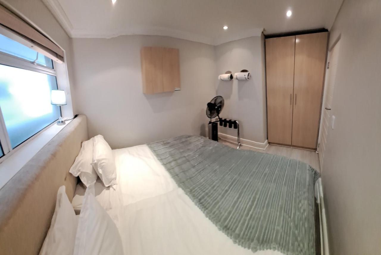 3 Bedroom Sea Facing Family Apartment Cape Town Moullie Point Exterior photo