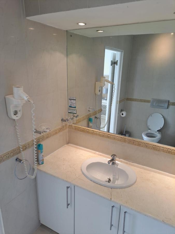 3 Bedroom Sea Facing Family Apartment Cape Town Moullie Point Exterior photo